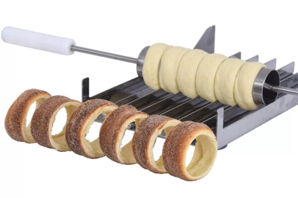 Chimney Cake Cutter Party